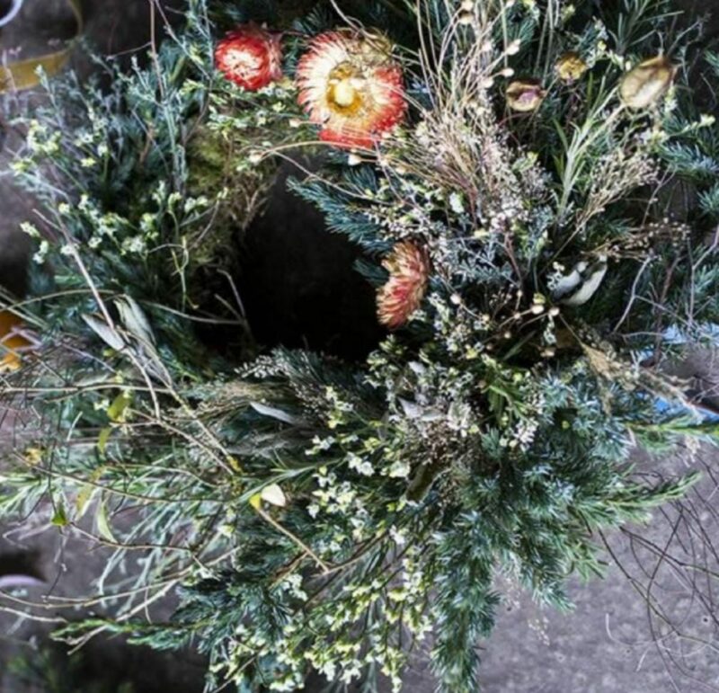 Adventskränze, Karten und Kugeln  